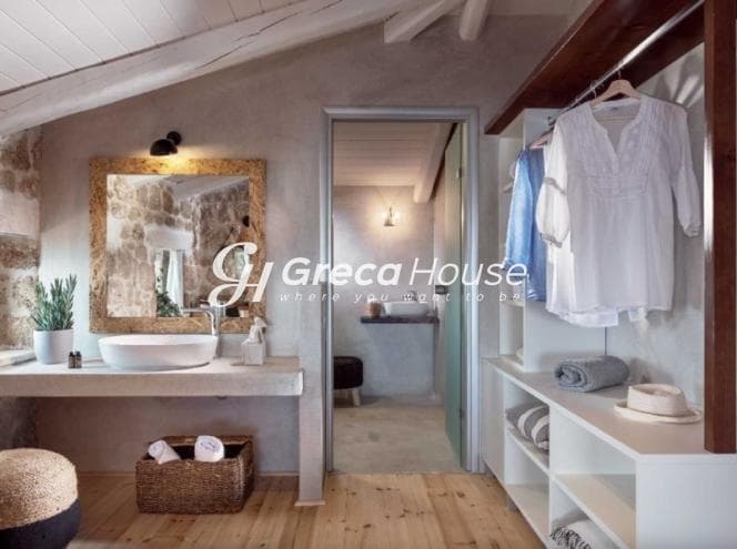 Luxurious 270m² Beachfront Villa with Pool and Sea View in Zakynthos - Photo 5