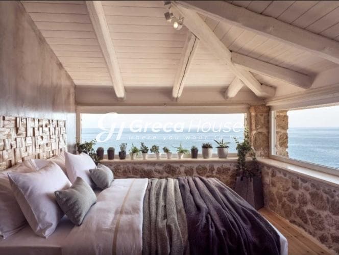 Luxurious 270m² Beachfront Villa with Pool and Sea View in Zakynthos - Photo 4