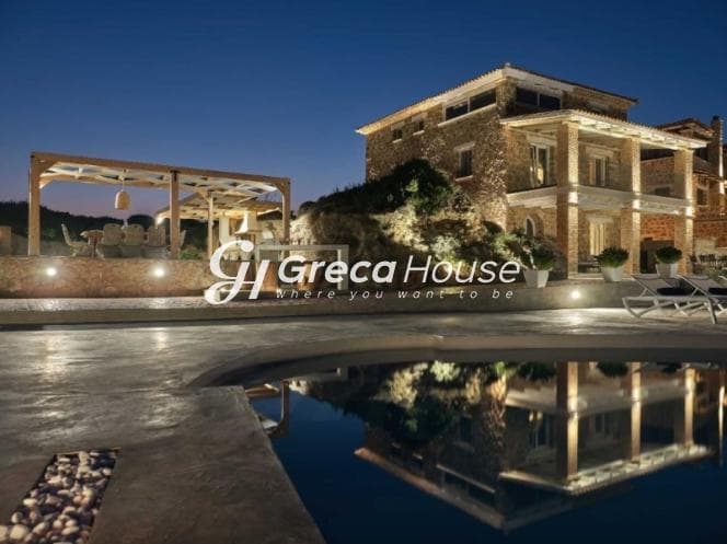 Luxurious 270m² Beachfront Villa with Pool and Sea View in Zakynthos - Photo 1