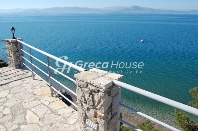 Πολυτελής Παραθαλάσσια Βίλα 560 τ.μ. με Ιδιωτική Παραλία στο Λουτράκι - Φωτογραφία 16
