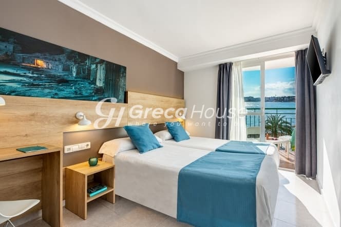 Seaside Hotel in Loutraki: 1,960 sqm Investment Opportunity with Sea Views - Photo 1