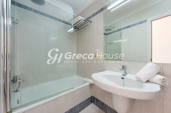 Seaside Hotel in Loutraki: 1,960 sqm Investment Opportunity with Sea Views - Photo 17