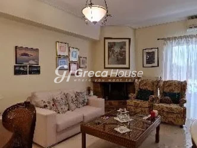 Elegant 3-Bedroom Apartment with Square Views in Vibrant Kypseli, Athens - Photo 1