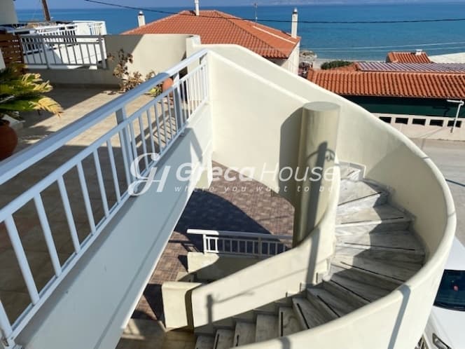 Πολυτελές Παραθαλάσσιο Κτίριο 10 Διαμερισμάτων στον Άσσο Κορινθίας – Επένδυση με Άμεση Απόδοση - Φωτογραφία 2