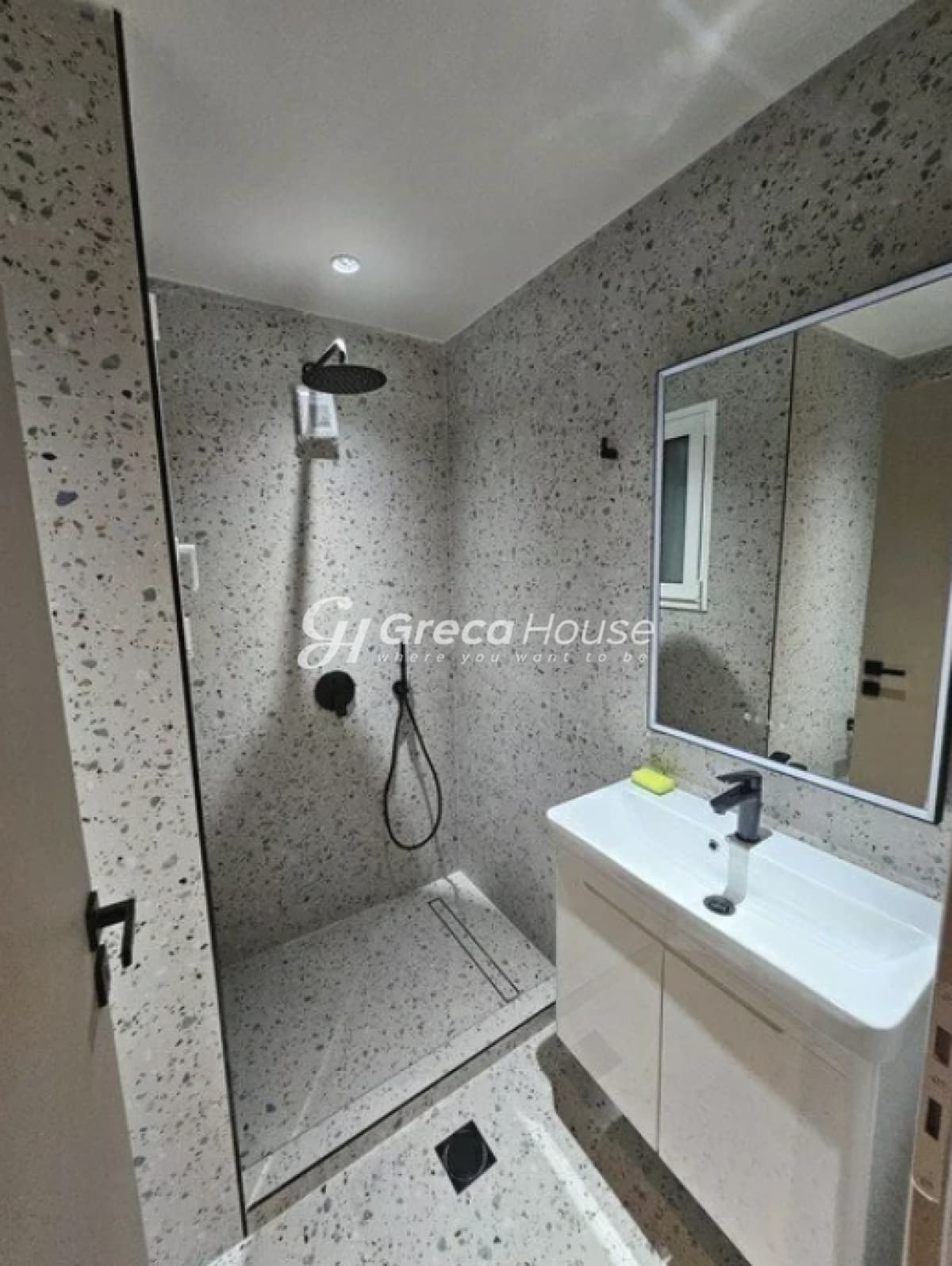 Renovated 2-Bedroom Apartment for Sale in Ano Kypseli, Athens - Photo 10