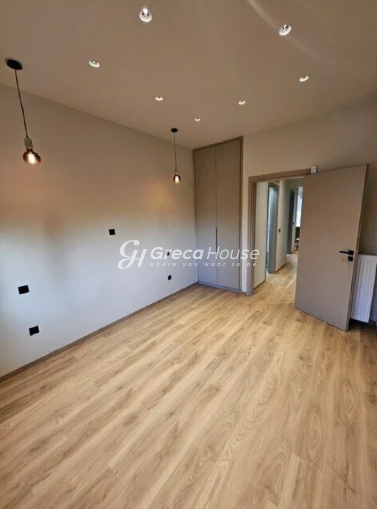 Renovated 2-Bedroom Apartment for Sale in Ano Kypseli, Athens - Photo 5