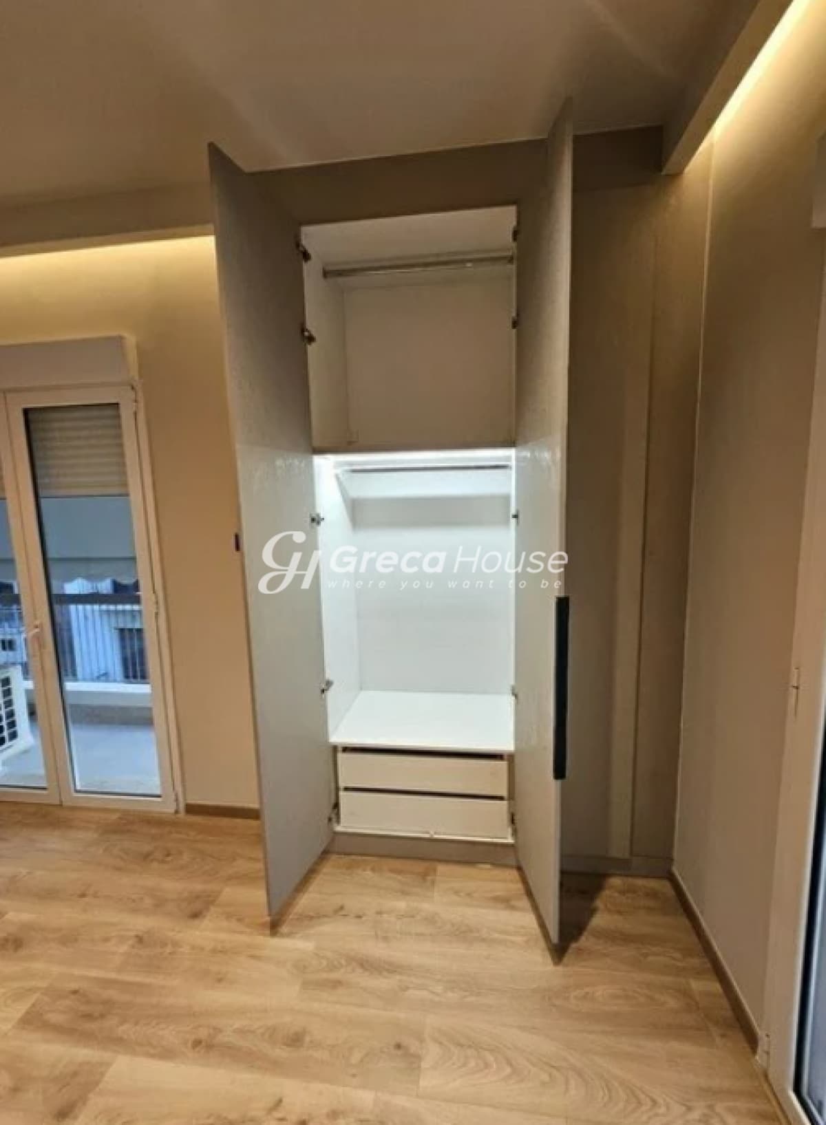 Renovated 2-Bedroom Apartment for Sale in Ano Kypseli, Athens - Photo 11