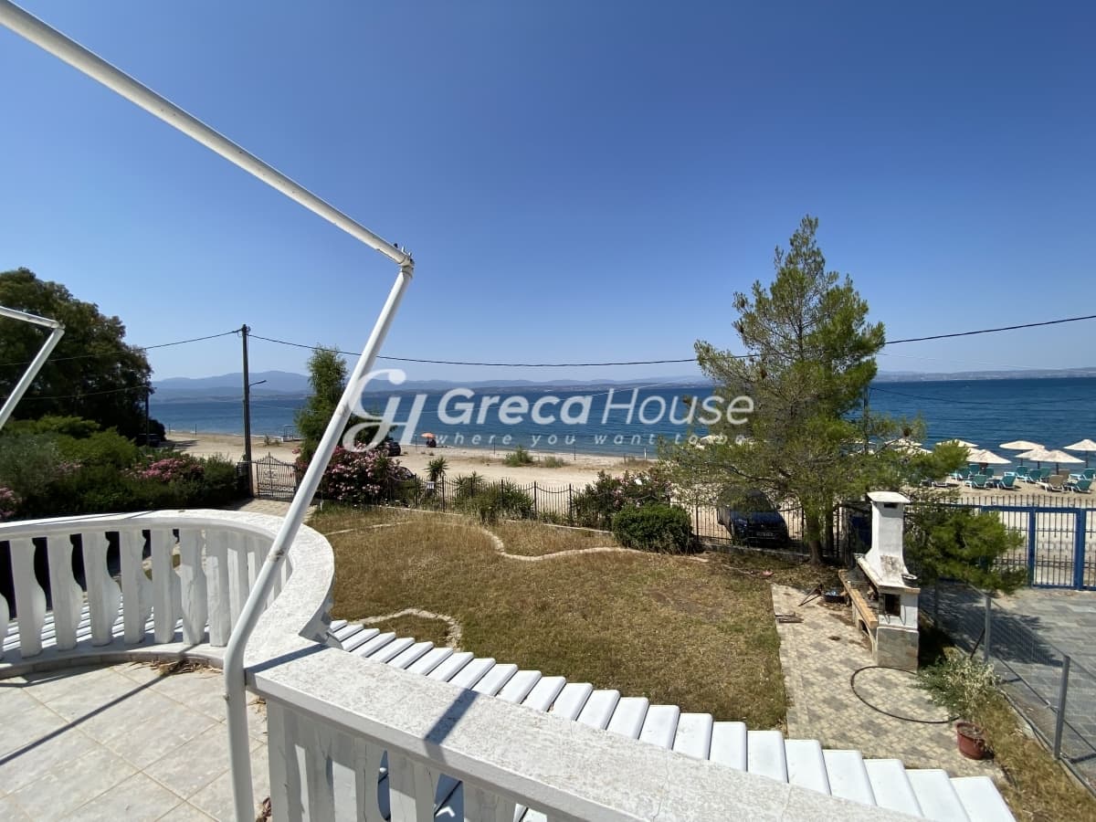 Beachfront Two-Level Villa with Private Garden in Malakonta Eretria, Evia – 10 Meters from the Sea - Photo 1