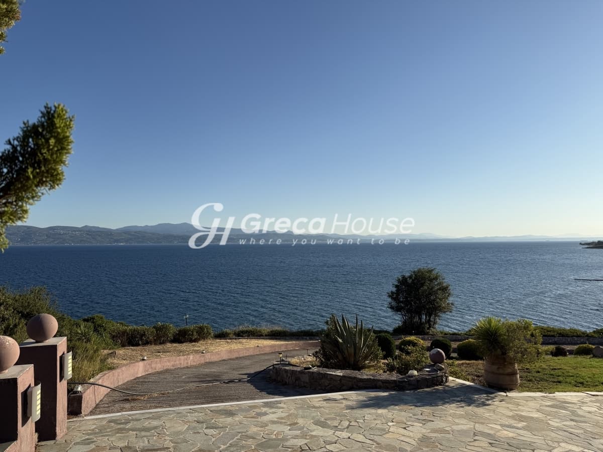Luxury 571 sq.m. Villa with Private Beach and Guesthouses for Sale in Amarynthos, Evia - Photo 2