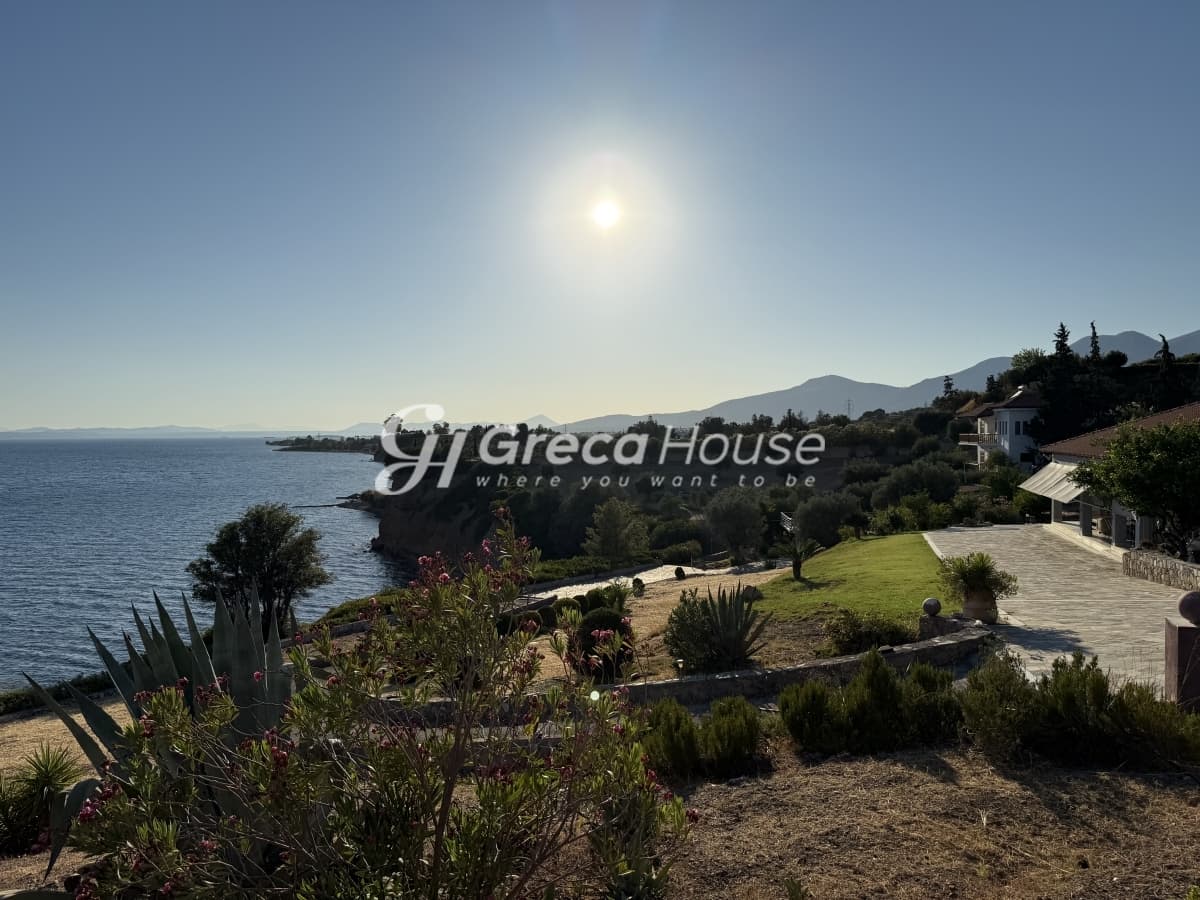 Luxury 571 sq.m. Villa with Private Beach and Guesthouses for Sale in Amarynthos, Evia - Photo 29