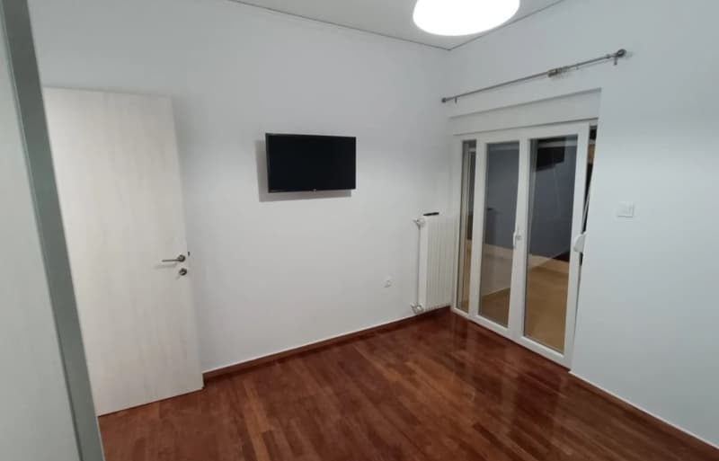 雅典北部郊区阿诺哈兰德里一居室翻新公寓（带家具）出售 - 张照片 3