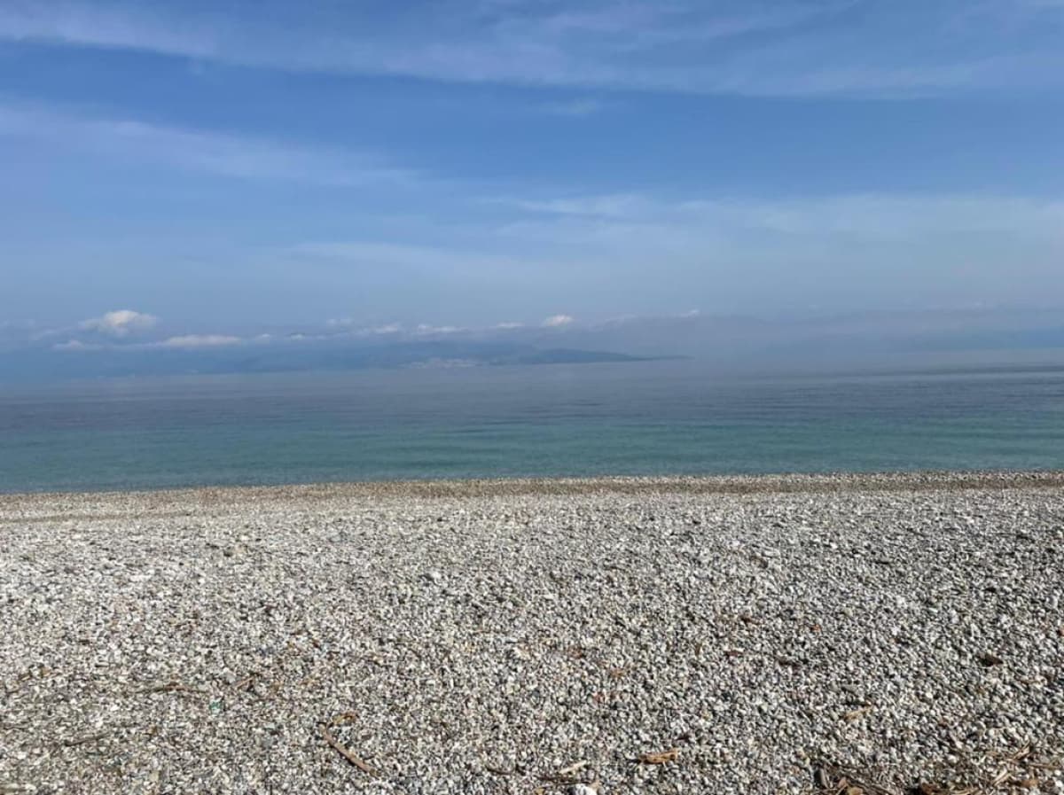 Παραθαλάσσιο οικόπεδο 4.160 τ.μ. στην Ποροβίτσα Ακράτας, 10 μ. από τη θάλασσα