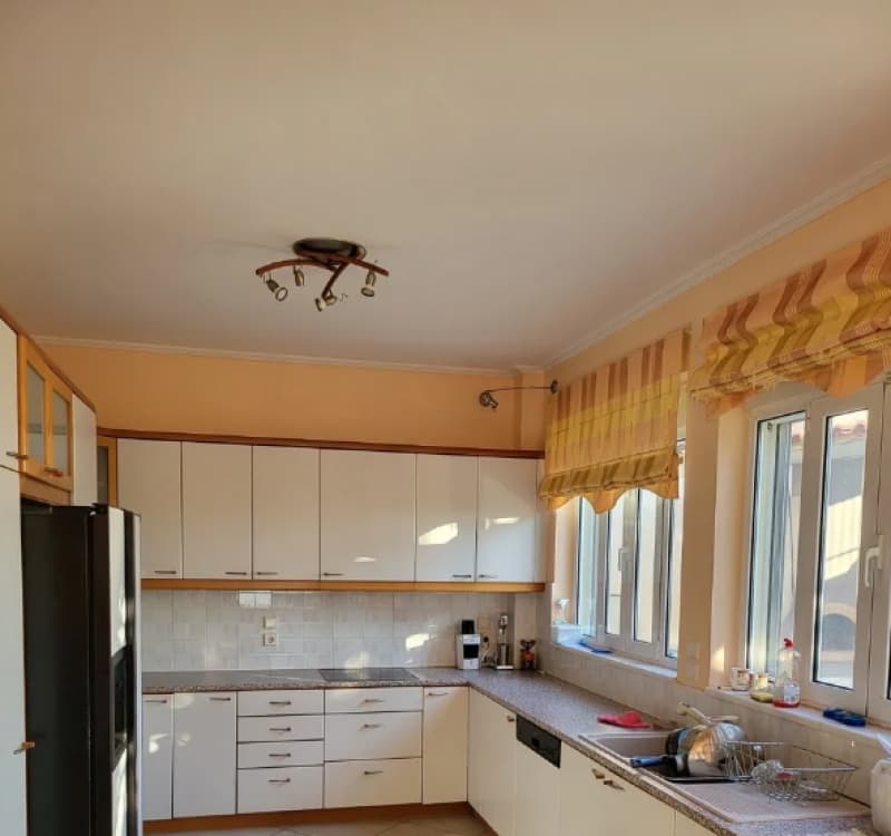 וילה מפוארת ומרוהטת להשכרה באנאביסוס, 550 מ"ר, עם בריכה ונוף פנורמי - תמונה 4