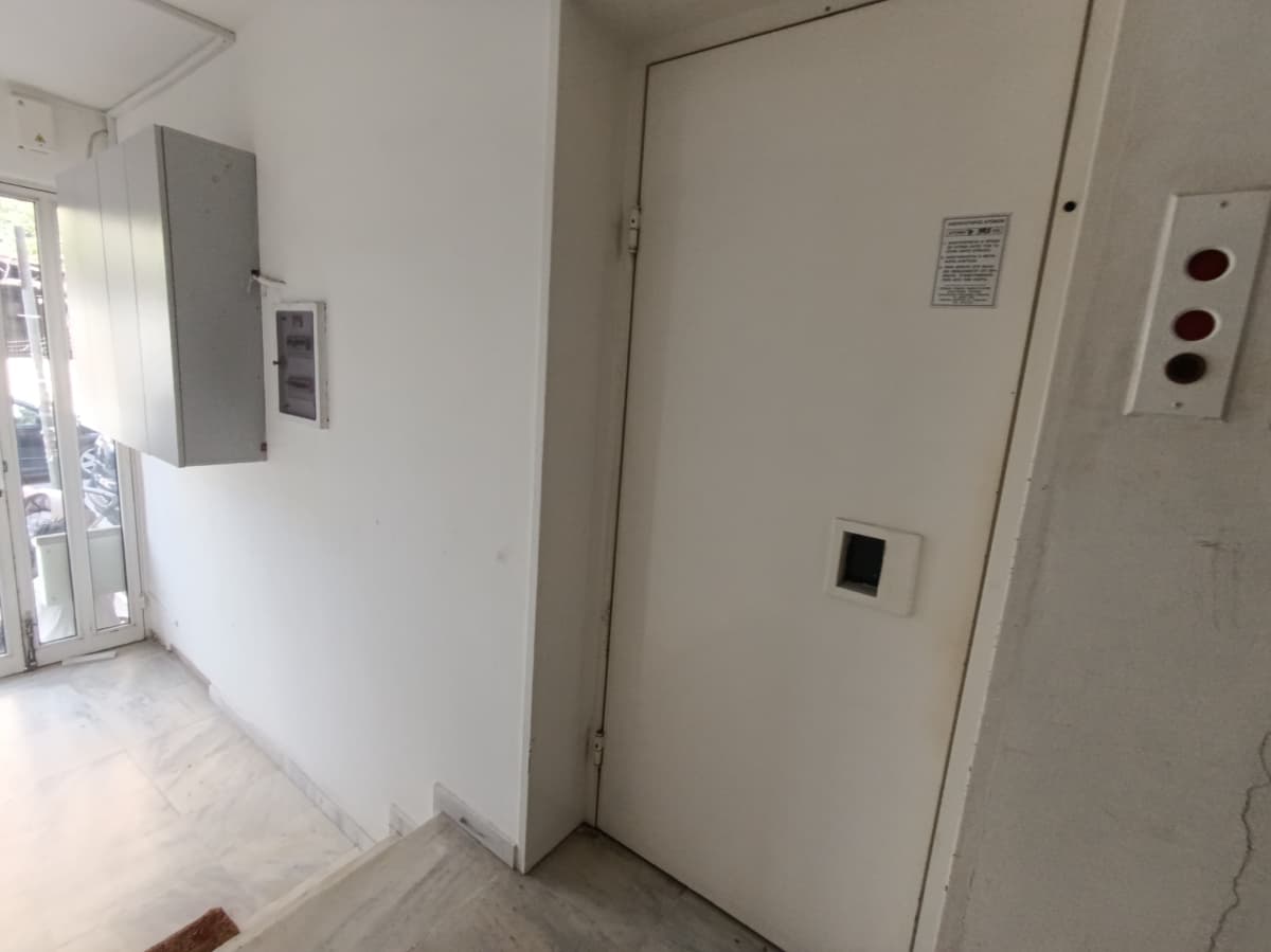מסדרון בנכס מסחרי באזור אתונה - הפרברים הצפוניים, נאה יוניה, Ano Kalogreza