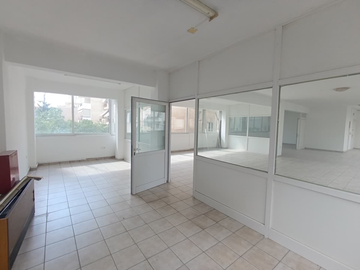 חלל מסחרי עם נוף לעיר באזור אתונה - הפרברים הצפוניים, נאה יוניה, Ano Kalogreza