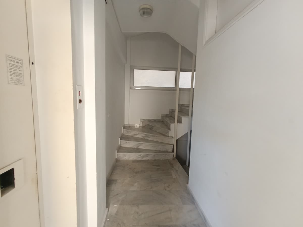 גרם מדרגות בנכס מסחרי באזור אתונה - הפרברים הצפוניים, נאה יוניה, Ano Kalogreza