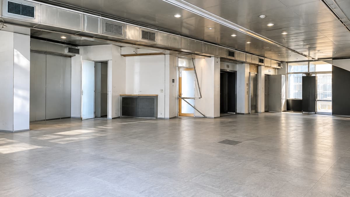 Όροφος με πλακάκι, τους πυρήνες ανελκυστήρων και σκάλας, αεραγωγούς οροφής και παράθυρα προς τον δρόμο.