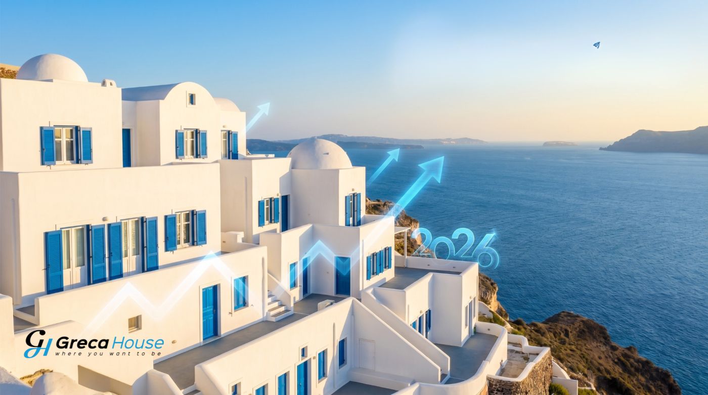 مساكن معمارية سيكلادية على شاطئ البحر تطل على بحر إيجه مع رسوم بيانية لاتجاهات السوق، لدليل Greca House حول شراء العقارات في اليونان في عام 2026.