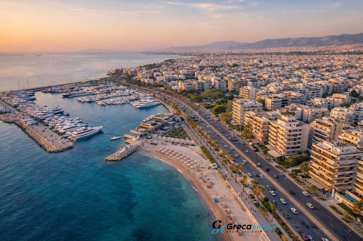 Πανοραμική θέα παραλιακής περιοχής της Αθήνας με μαρίνα, θάλασσα και σύγχρονες κατοικίες